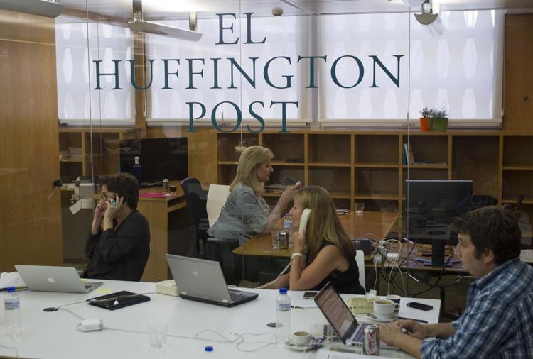 dollars. Huffington Post er en amerikansk blog-og nyhedsportal. I 2011 solgte Huffington virksomheden til American Online for 315 mio. dollars. 