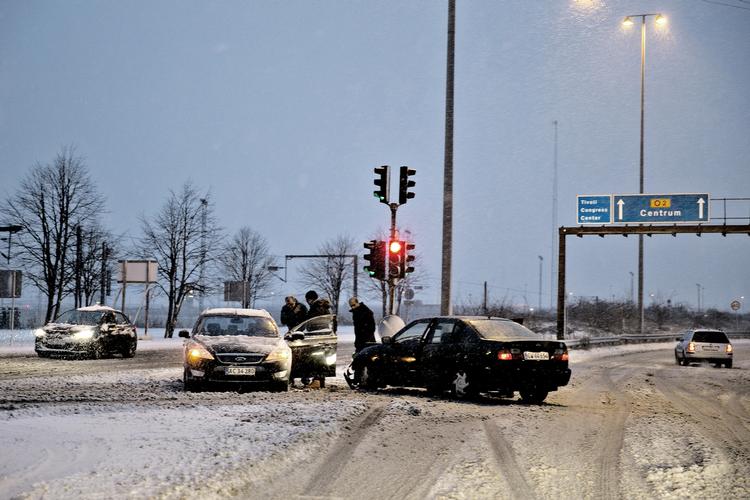 Uheld. Sneen er begyndt at stilne af over det meste af landet. I aften og i nat kommer den dog tilbage, men i en noget mildere udgave end i dag. Her er det et mindre trafikuheld på Kalvebod Brygge. 