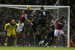 SELVMÅL. West Hams ene scoring var et selvmål af Steven Gerrard, mens to af Liverpools mål blev scoret af tidligere West Ham-spillere, Glen Johnson og Joe Cole. 