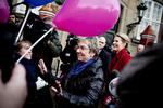 Amalienborg. 69-årige Marianne Jelved (R) kæmper sig gennem pressen for at hilse på en gruppe støtter fra Radikal Ungdom efter sin officielle udnævnelse til kulturminister. 