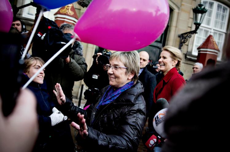Amalienborg. 69-årige Marianne Jelved (R) kæmper sig gennem pressen for at hilse på en gruppe støtter fra Radikal Ungdom efter sin officielle udnævnelse til kulturminister. 
