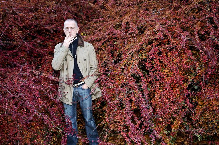 kanten. Udkantseuropa charmerer, morer og skræmmer i Gerbrand Bakkers romaner. 