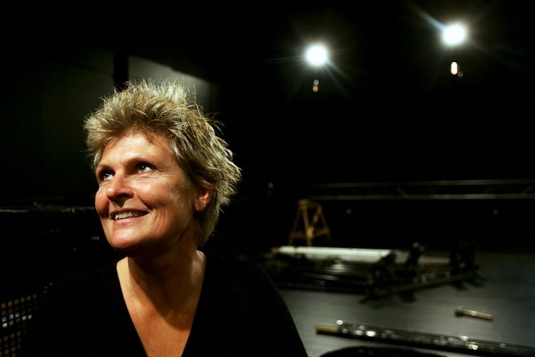 børnefortæller. Med ordet i sin magt fortæller Bodil Alling, leder af børneteatret Gruppe 38, så børn lytter og fænges. 