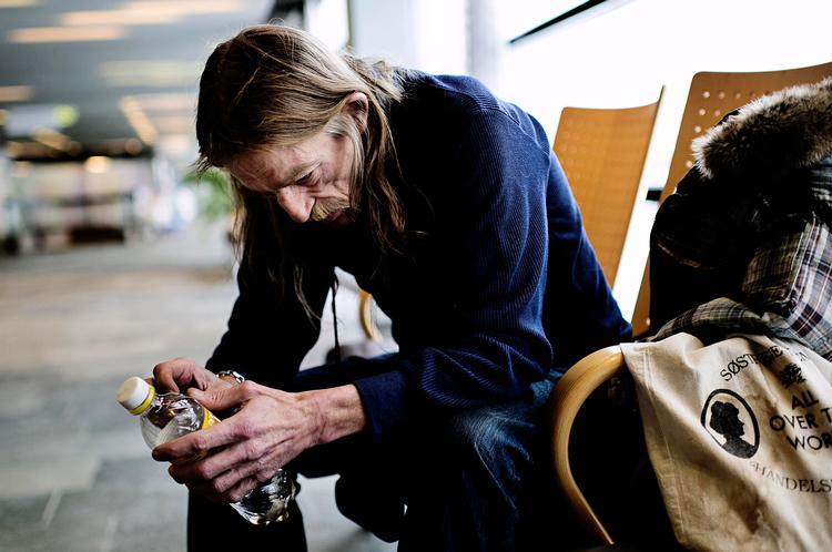 helbred. Torben, 56 år, skal gå til kontrol på sygehuset, og en socialsygeplejerske hjælper ham med at huske aftalerne. Han har været indlagt, og det var ikke rart: »Det er ligesom at være frihedsberøvet«. 