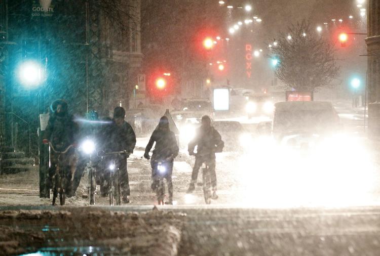 vejrbøvl. Morgentrafikken i København er, som i store dele af det øvrige land, mærket af snevejret. 
