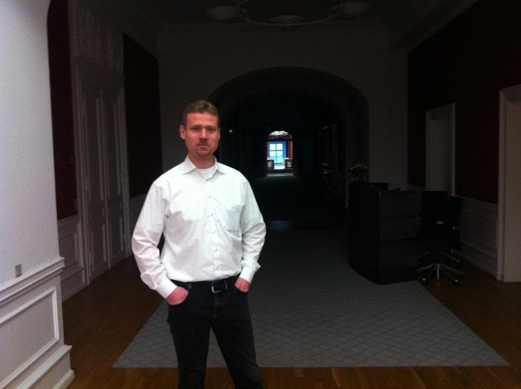 mørkegænger. Tom Benke fanget i mørket på Christiansborgs gange. 