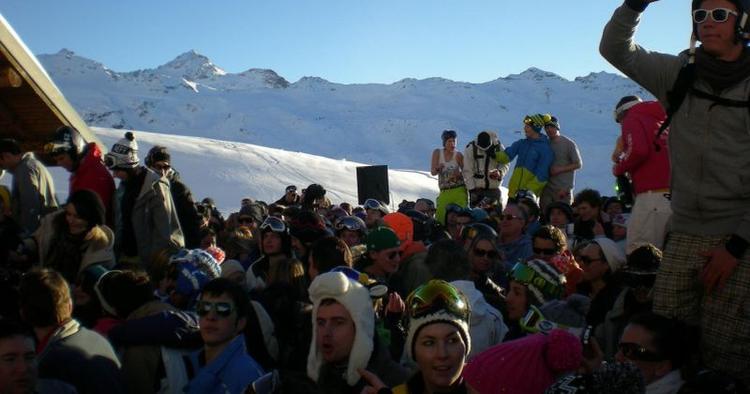 Festhumør. Der er gang i den ude og inde ved La Folie Douce i Val Thorens. 