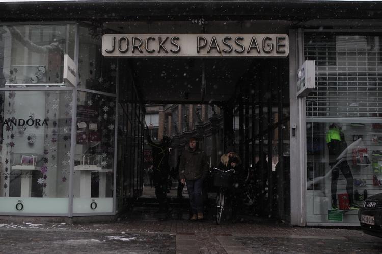 Mørklagt. Selv Jorcks Passage, som fører ud til Strøget, ligner næsten i bogstaveligste forstand en skygge af sig selv.. 