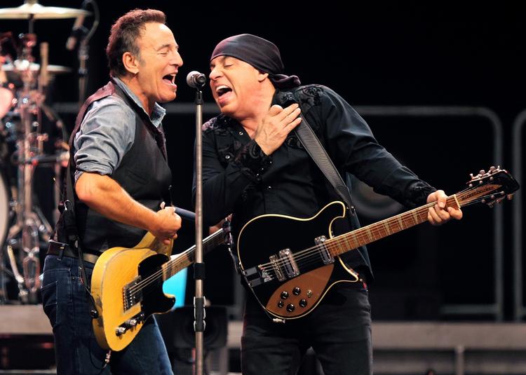 Tilløbbstykke. Bruce Springsteen optræder i Parken med sit  legendariske E Street Band (her guitaristen Steven Van Zandt). 