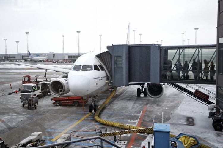 Bombetrussel. I Københavns Lufthavn fortsatte dagligdagen i dag, men en - ifølge svensk politi - sindsforvirret mand truede med at sprænge en bombe i lufthavnen. 