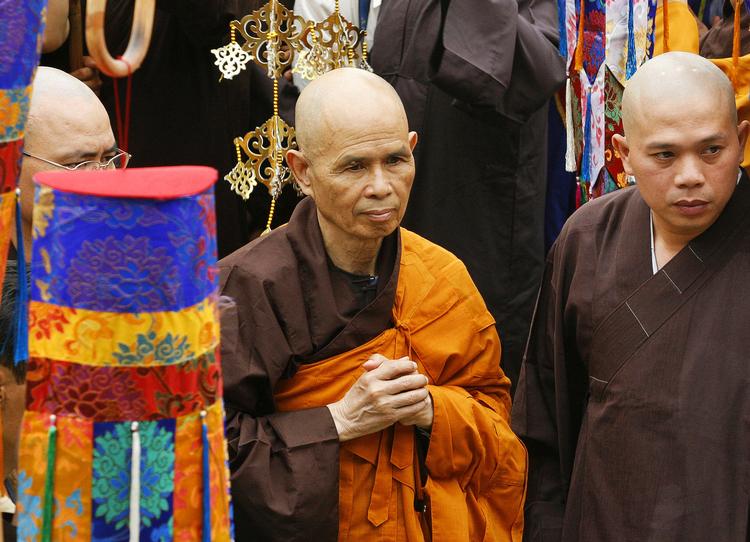 Munk. Thich Nhat Hanh  ankommer til en ceremoni i Ho Chi Minh City. 