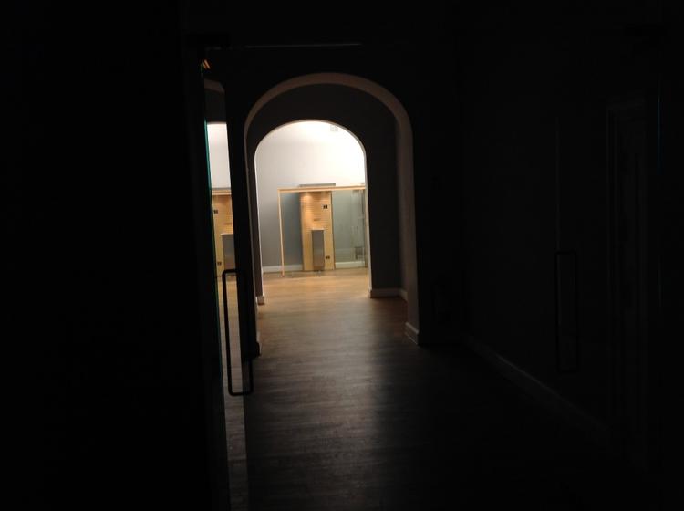 Lyspunkt. Lyset for enden af tunellen kommer fra en nødgenerator-oplyst rygerkabine på Christiansborg. 