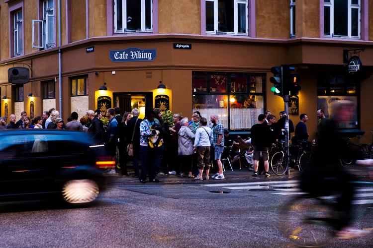 VIKING. Jane Pedersen fra Café Viking var en af de første, der stod frem og talte åbent om beskyttelsespenge. Kort efter blev der afholdt stor støtte-fest for hende på værtshuset. 