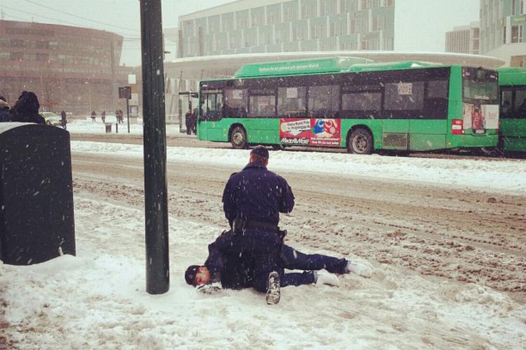 Anholdt. Svensk politi anholdt hurtigt den mistænkte, som råbte og skreg, fortæller et vidende, 