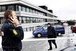 Bombetrussel. En afdeling i Aarhus Kommune modtog til formiddag en telefonisk bombetrussel. Politiet er endnu ikke færdige med at gennemsøge bygningen. 