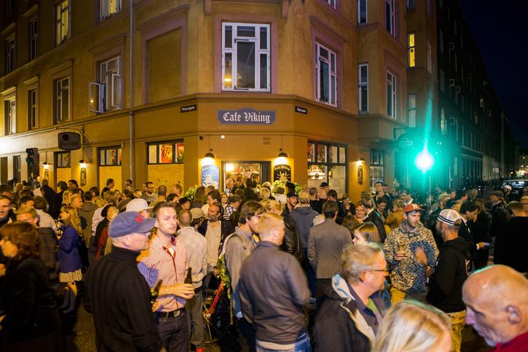 STØTTEAKTION. Efter Café Viking ejeren stod frem og talte åbent om hendes oplevelser med beskyttelsespenge, tog en gruppe mennesker initativ til et støtte arrangement på værtshuset. 