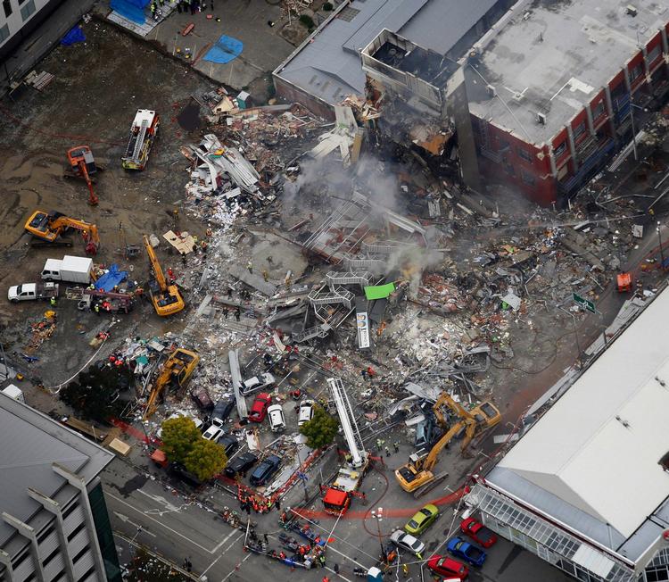 KOLLAPS. Redningsmandskab ved den sammenstyrtede ejendom i Christchurch. 