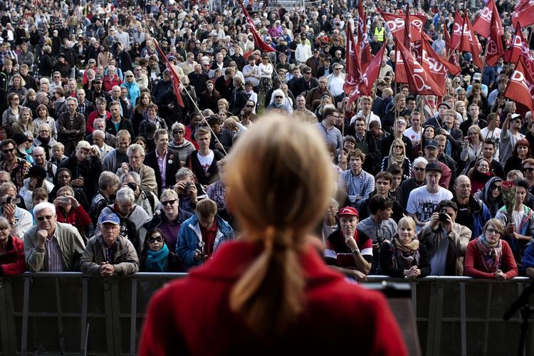 Hævet. Helle Thorning-Schmidt, statsminister og cand.scient.pol., har med sine ministre ikke længere den vælgerappel, der karakteriserede den klassiske, røde regering. 