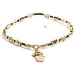 Guld. Denne kæde har en samlet guldvægt på 995g og er vurderet til 150.000 kroner til forauktion på nettet. De højeste bud bliver bragt med i salen, hvor det endelige hammerslag falder. 