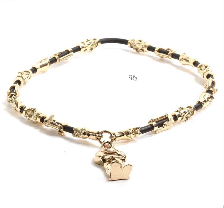 Guld. Denne kæde har en samlet guldvægt på 995g og er vurderet til 150.000 kroner til forauktion på nettet. De højeste bud bliver bragt med i salen, hvor det endelige hammerslag falder. 