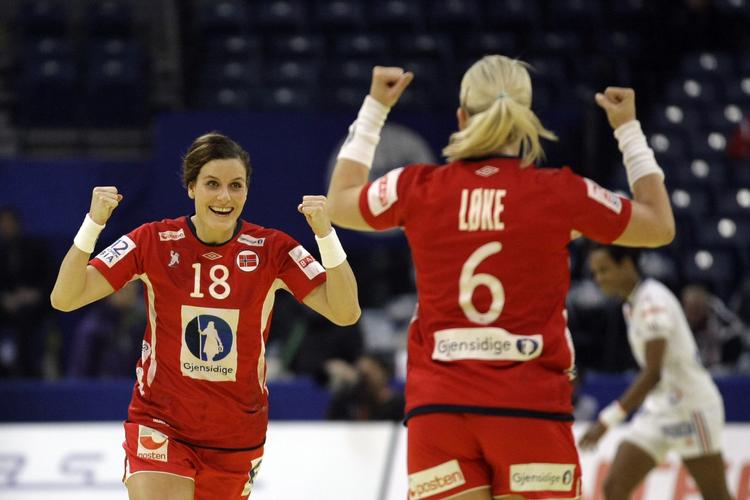 AFGØRELSEN. Norge gik fra 14-10 til 20-11 på otte minutter i anden halvleg, og så var Frankrig besejret af Linn-Kristin Riegelhuth Koren og Heidi Løke. 