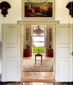 Tænk. Hvis du vandt i lotto.  I 2002 var der ingen adgang mellem forstue og havestue på Eriksholm. Da man brød  gennem væggen, fandt man den originale døråbning. Den heldige køber får frit vue gennem huset. 