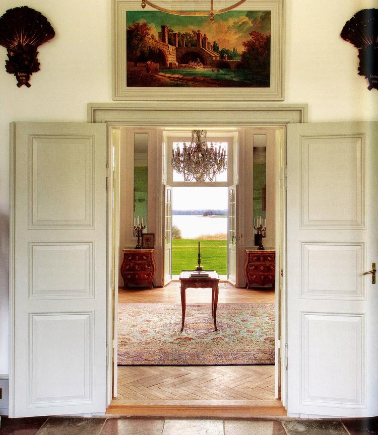 Tænk. Hvis du vandt i lotto.  I 2002 var der ingen adgang mellem forstue og havestue på Eriksholm. Da man brød  gennem væggen, fandt man den originale døråbning. Den heldige køber får frit vue gennem huset. 