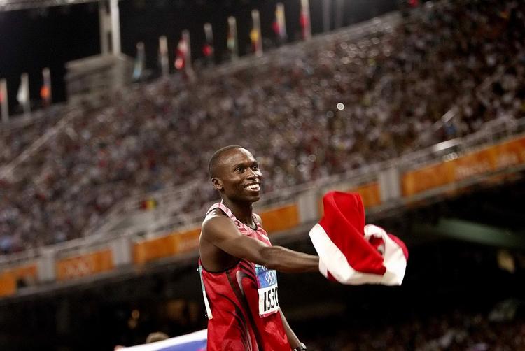 Fødselar. Wilson Kipketer endte på en 3. plads i finalen i OL i Athen 2004 med Dannebrog i hånden. 