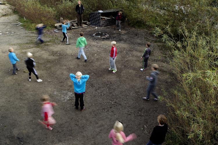 Bevægelse. Når der er skolernes motionsdag, er børnene ude at bevæge sig. Den finder dog kun sted én gang om året, og i de øvrige 364 dage sker det ikke for godt ud for elevernes trang til at røre sig. 