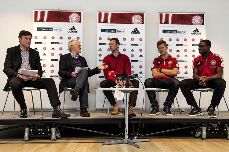 Udtaget. Landstræner Morten Olsen var præsentationen af ligalandsholdet flankeret af bl.a. Andreas Cornelius og Jores Okore. 