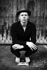 Glimt i øjet. Simon Toldam trakterer pianoet på Han Bennink Trios første udspil siden den magiske debut 'Parken', som de ikke helt lever op til på den aktuelle cd. Men underholdende og charmerende  livemusik kan  de stadig levere. 