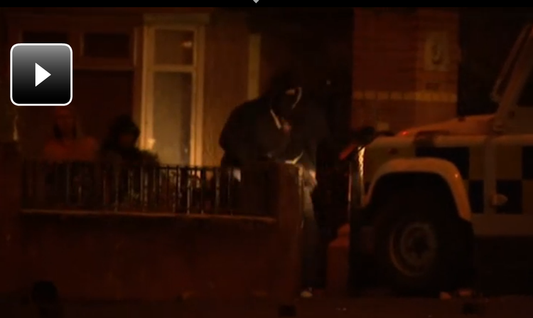 Oprør. Natten igennem har der været uroligheder i Belfast, hvor demonstranter kastede med brandbomber, sten og flasker. 