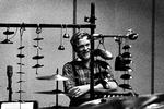 udsyn. Som mange andre af jazzmusikerne i år bekymrer Niels Lyhne Løkkegaard sig om omverdenen og tog med pladen 'Vesper' livtag med dødens mysterium og de store, åbne spørgsmål, det afføder. 