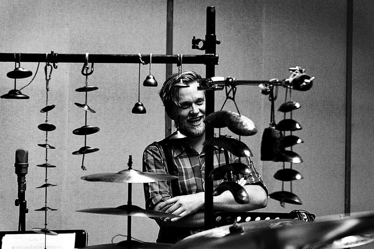 udsyn. Som mange andre af jazzmusikerne i år bekymrer Niels Lyhne Løkkegaard sig om omverdenen og tog med pladen 'Vesper' livtag med dødens mysterium og de store, åbne spørgsmål, det afføder. 