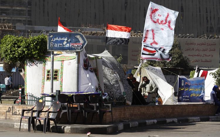Uro. Tahrir-pladsen har gentagne gange lagt asfalt til demonstrationer, og folk overnatter ligefrem på pladsen. 