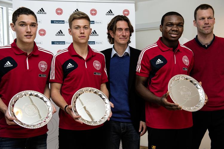 Vindere. Mandag kårede Dansk Boldspil-Union de tre største talenter for årgangene U17, U19, og U21 i 2012. Andreas Christensen (t.v.), der er på kontrakt i Chelsea, vandt hos U17-spillerne, mens Ajax-kometen og nybagte A-landsholdsspiller Viktor Fischer vandt U19-prisen. 