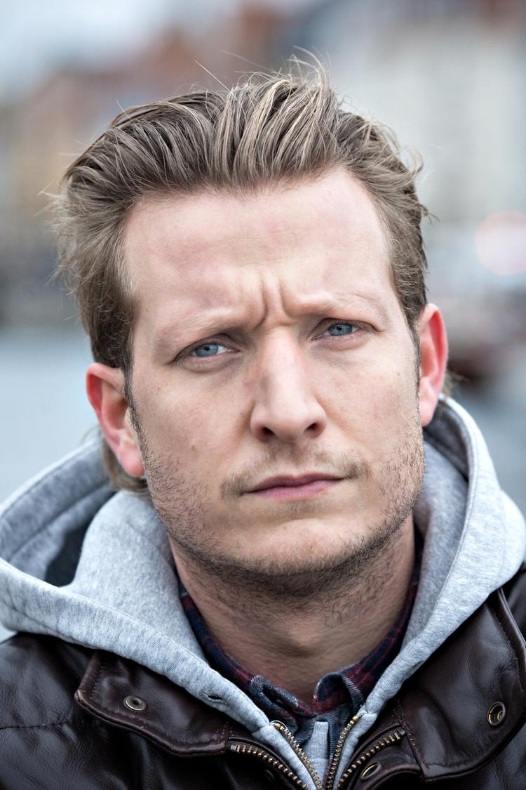 JAGTET. Tobias Lindholms har instrueret 'Kapringen' og 'R' (sammen med Michael Noer), og har senest skrevet afsnit af 'Borgen' og Thomas Vinterbergs 'Jagten'. 
