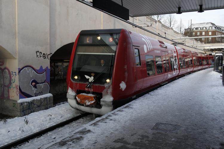 TRAFIK. Banedanmark føler sig nødsaget til at stoppe S-togene for at undgå at ødelægge togene. 