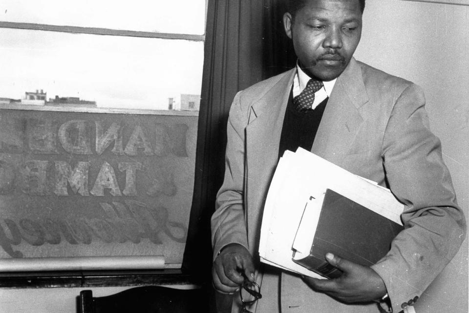 Nelson Mandela på det advokatkontor, han bestyrede i 1952, og som den gang var det første af sin slags for sorte mennesker i Johannesburg. 