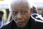 Nelson Mandelas oldebarn blev ramt af en bil og blev slået ihjel som blot 13-årig i 2010. Her ses Mandela efter begravelsesceremonien. Mandelas ældste søn led samme skæbne i 1968, men den den gang fængslede Nelson Mandela blev nægtet at deltage i sønnens begravelse. 