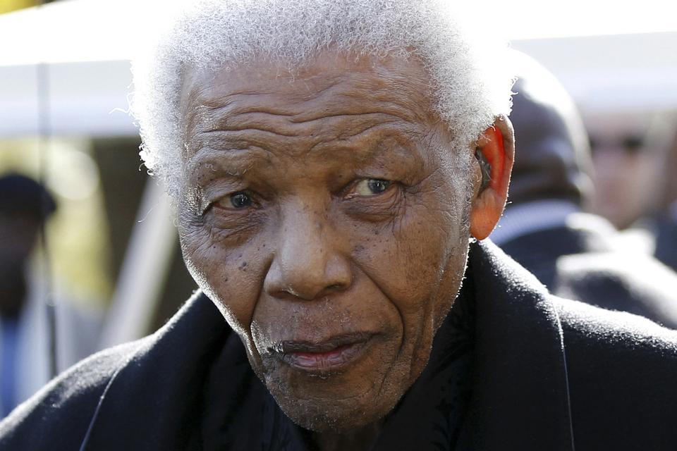 Nelson Mandelas oldebarn blev ramt af en bil og blev slået ihjel som blot 13-årig i 2010. Her ses Mandela efter begravelsesceremonien. Mandelas ældste søn led samme skæbne i 1968, men den den gang fængslede Nelson Mandela blev nægtet at deltage i sønnens begravelse. 