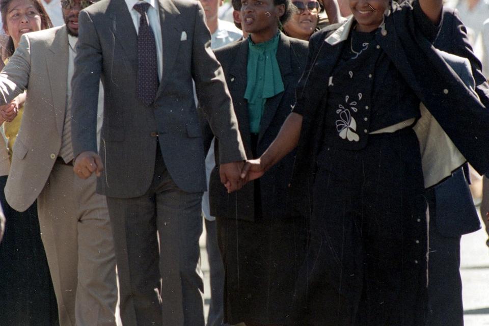 Over 27 år skulle der gå, før Nelson Mandela i februar 1990 var på fri fod. Her atter sammen med hustruen Winnie Mandela. 