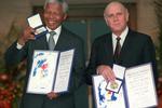 I 1993 modtog Nelson Mandela Nobels Fredspris sammen med Frederik Willem de Klerk, daværende præsident i Sydafrika fra 1989-1994 og en anden af hovedkræfterne bag afviklingen af apartheid i landet. 