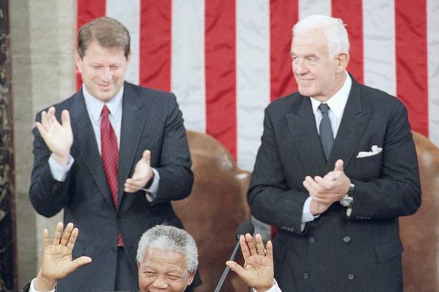 Nelson Mandela hyldes i den amerikanske kongres i 1994. Han flankeres af daværende vicepræsident Al Gore (tv) og Thomas Foley. 