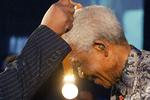 Borgmesteren i Johannesburg hædrer Nelson Mandela med æresmedaljen 'Freedom of the City' i Soweto, 2004. 