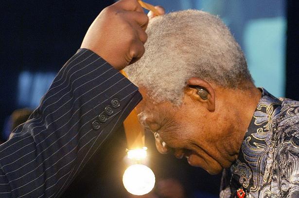 Borgmesteren i Johannesburg hædrer Nelson Mandela med æresmedaljen 'Freedom of the City' i Soweto, 2004. 