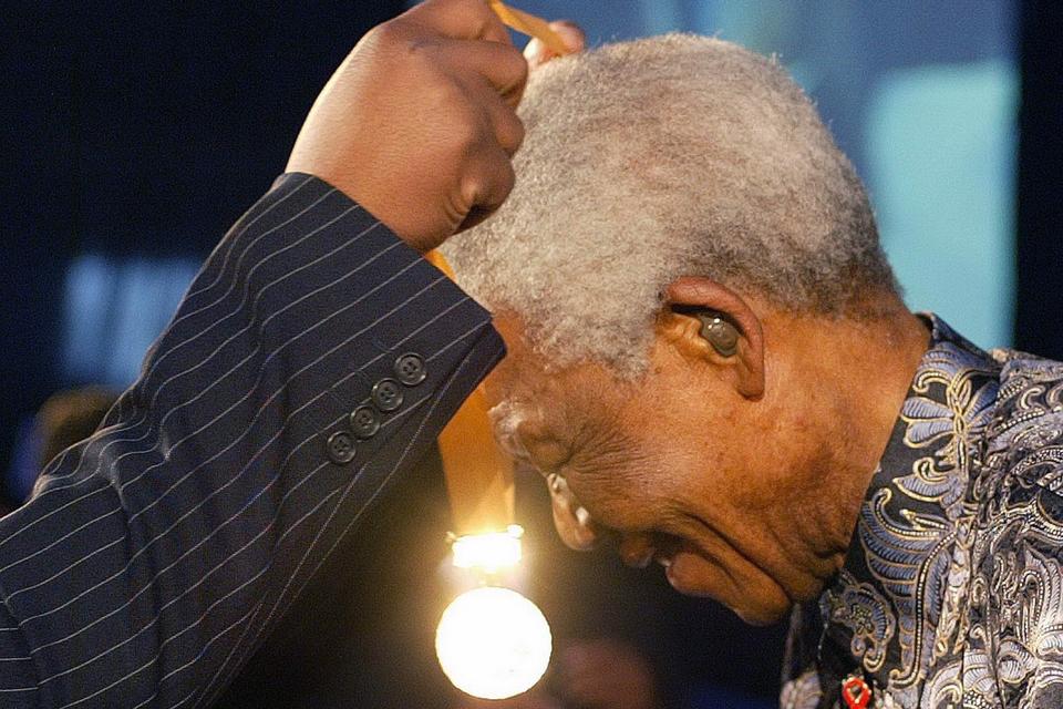 Borgmesteren i Johannesburg hædrer Nelson Mandela med æresmedaljen 'Freedom of the City' i Soweto, 2004. 