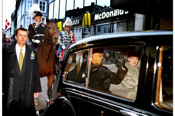 Under sit ophold i Danmark nåede Nelson Mandela bl.a. en tur gennem Strøget sammen med dronning Margrethe. 