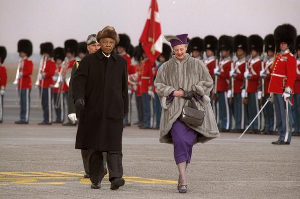 1999. Nelson Mandela ankommer på statsbesøg til Københavns lufthavn og bliver modtaget af dronning Margrethe. 