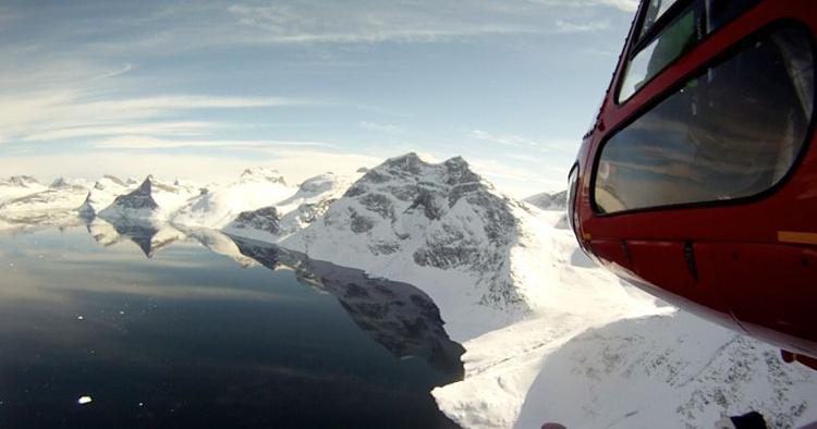 Unik. Egen helikopter giver frihed til at være impulsiv og vælge en tilfældig bjergside. Grønland har enorme, storslåede bjergsider, hvor sneen ligger helt uberørt. 